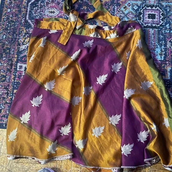 Wrap Skirt ( one size) Elegant Multicolor Patterned Skirt
Satin
Gently used - Picture 6 of 8